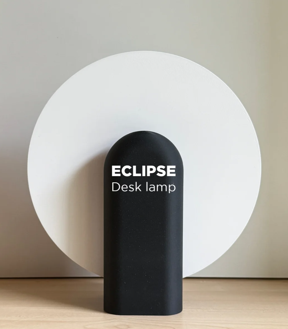 Eclipse Tischlampe mit rundem Lampenschirm — mattschwarz lackiertes PLA, Quiet Luxury Schreibtisch-Statement