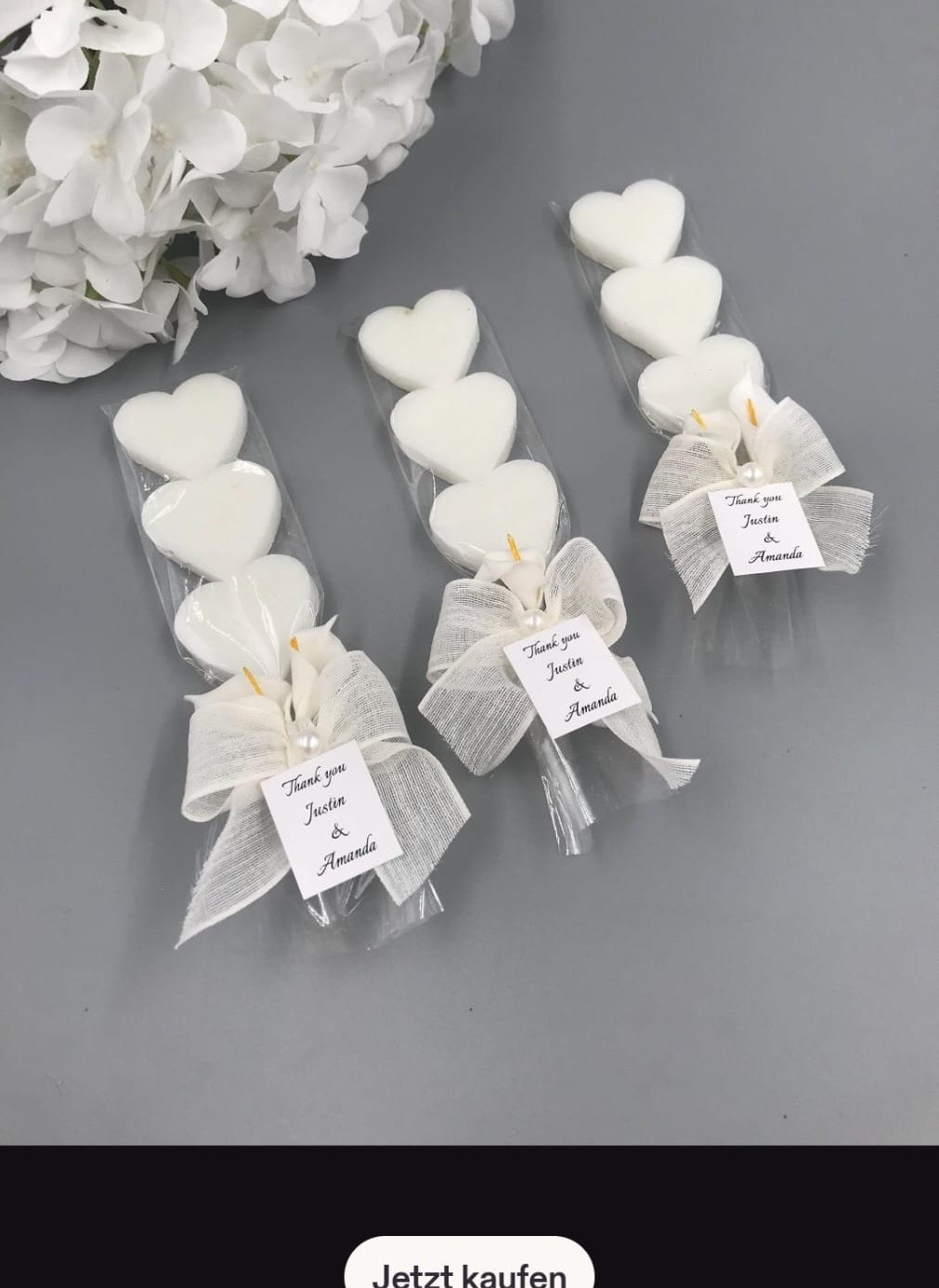 Drei weiße Wachsherzen aufgereiht an einem Holzspieß mit Schleife — Herzförmiger Spieß aus Wax Melts