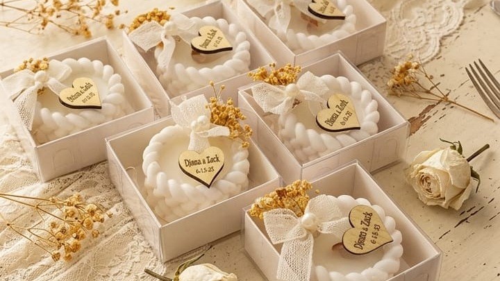 Elegant verpackte Gastgeschenke von MaryJO by Aurora Home auf festlich gedeckter Hochzeitstafel