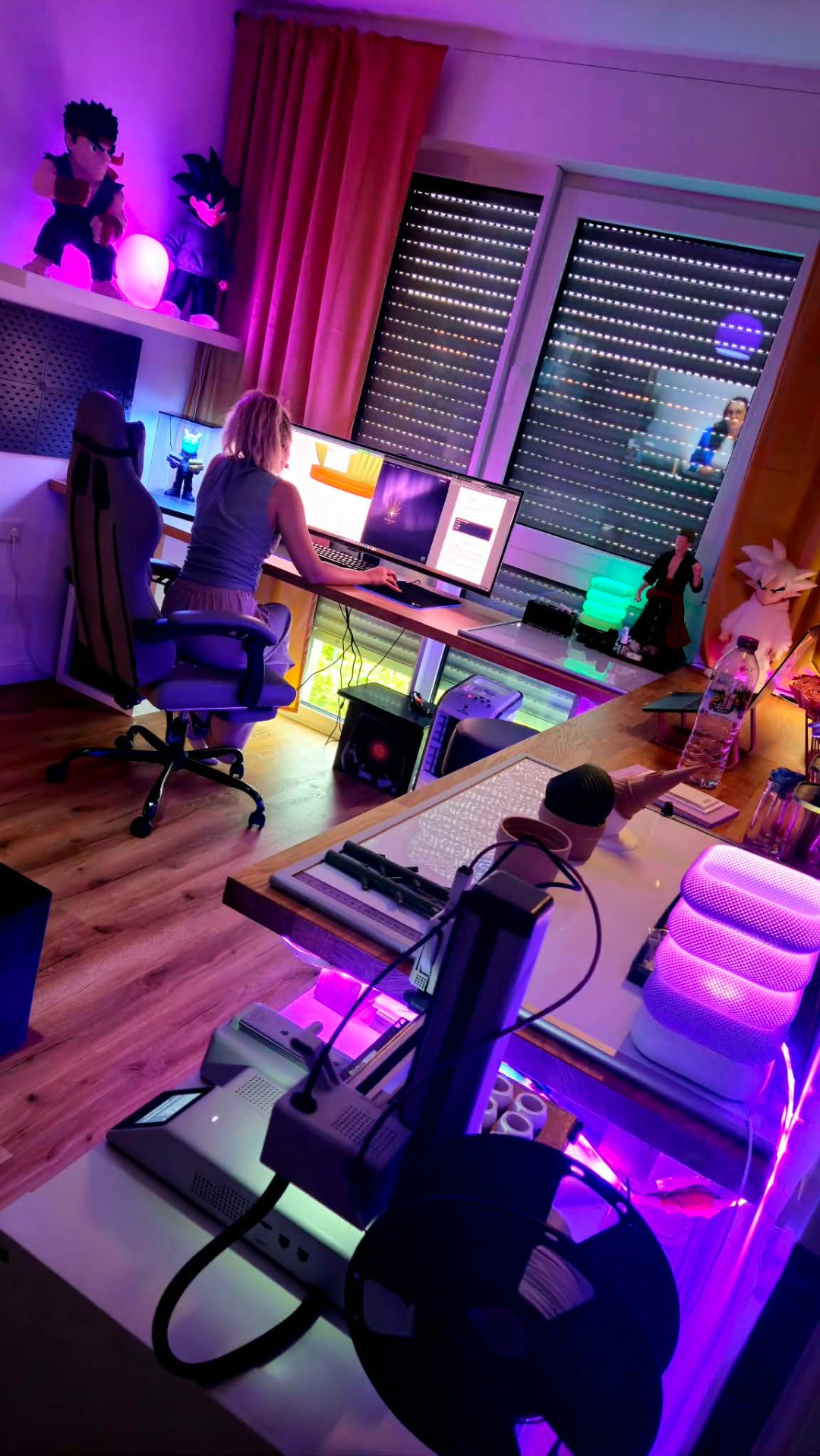 Werkstatt von oben — Drucker, Schreibtisch, lila LEDs